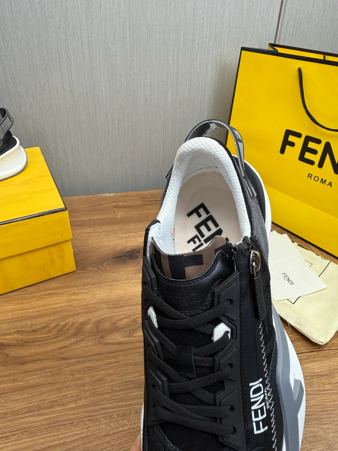 Men's shoes 💰540💰 Fendi [Fendi] hot style is on the market 🔥Fashionable casual men's shoes 🔱 Made of original brand fly knit fabric. Original cowhide + breathable mesh lining + sheepskin feet, perfect shape, top quality, you deserve it 🔜Original rubber outsole, ultra-light, non-slip and wear-resistant 👣 Standard size 38-44